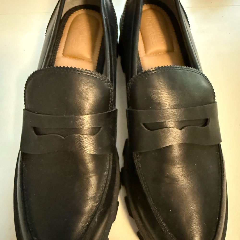 Crown Vintage Black Leather Loafers Sleek Slip-Ons